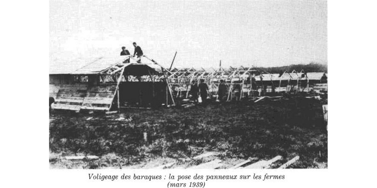 Camp de Gurs | Voligeage des baraques : la pose des panneaux sur les fermes (mars 1939) | Gurs (64)