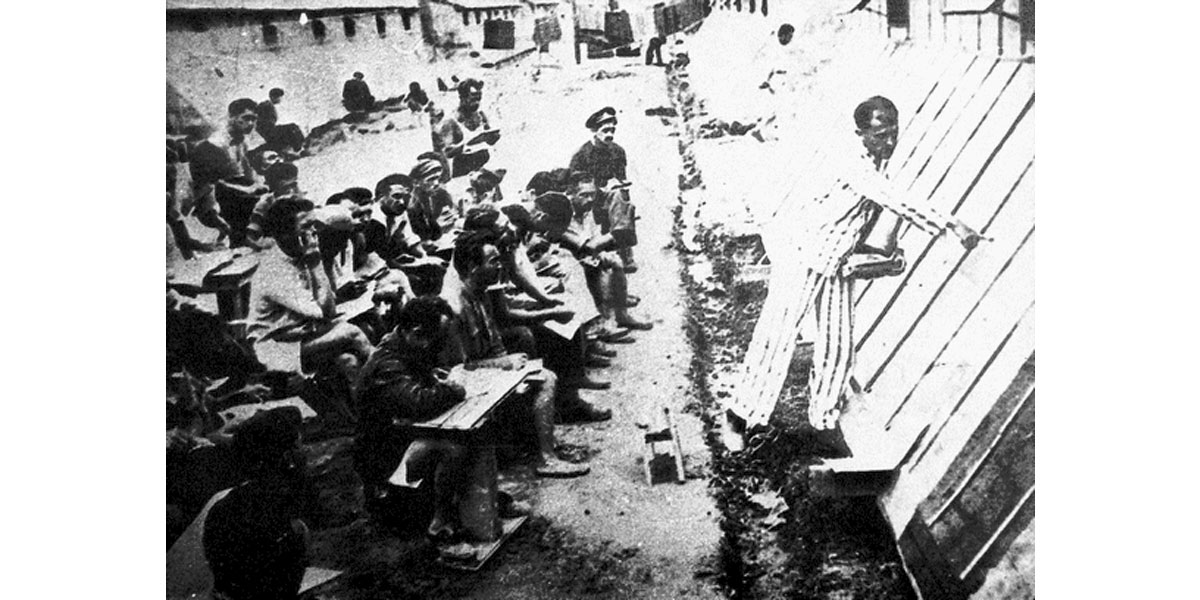 Camp de Gurs | Un cours entre les baraques (été 1939) | Gurs (64)