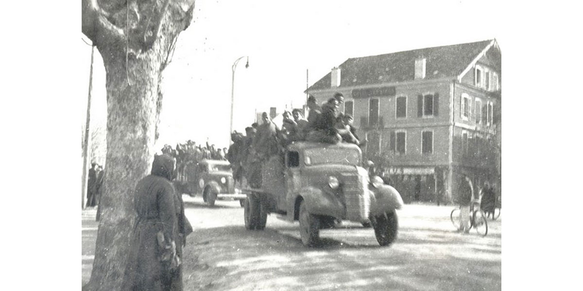 Camp de Gurs | Départ en camion Dodge, depuis la gare d'Oloron, d'un groupe d'internés vers Gurs  | Gurs (64)