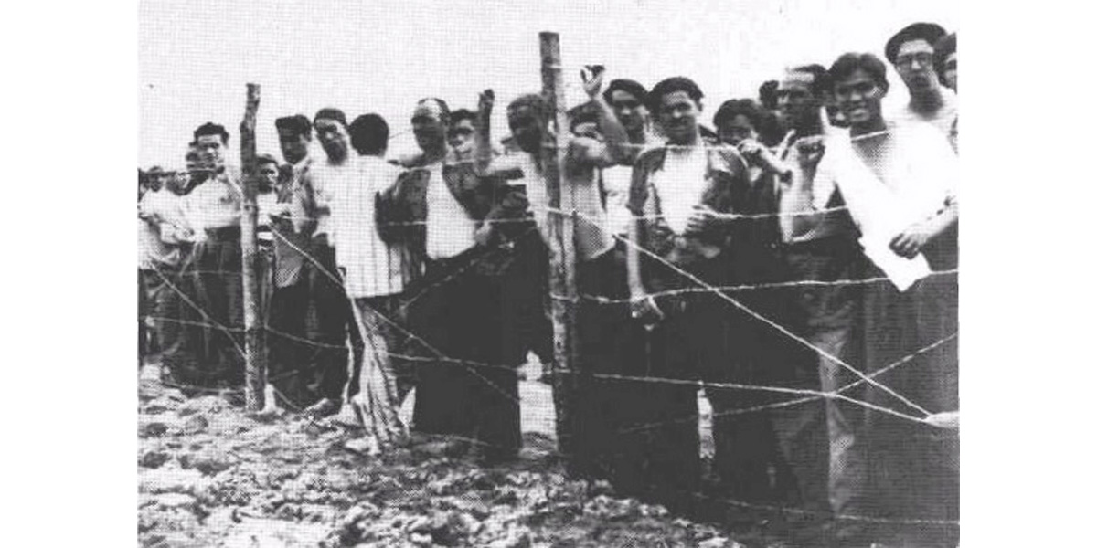 Camp de Gurs | Internés basques derrière les barbelés séparant leur îlot de l'allée centrale (été 1939) | Gurs (64)